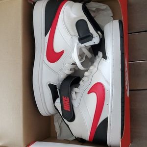 Boys nike court borough mid2